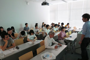 講師の田村氏の話に聞き入る学生たち