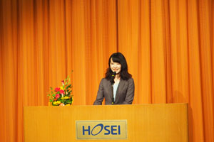 開会宣言をするHi-C Orangeの莊司千尋スピーチコンテスト実行委員長