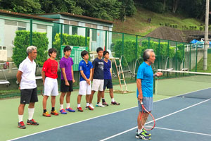講師陣：神和住先生、植村先生（左）とテニス部員