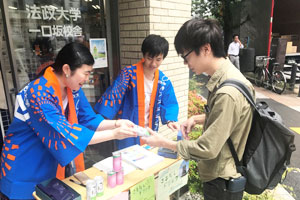 炎天下の中店頭で冷えたさるなしジュースを販売