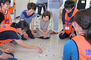 仮設住宅で岩田弁かるた大会