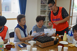 公営住宅でチーム・オレンジ新聞を用いて活動紹介