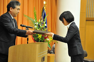 学位記を受け取る学部卒業生代表の鈴木あずみさん（人間環境学部人間環境学科）