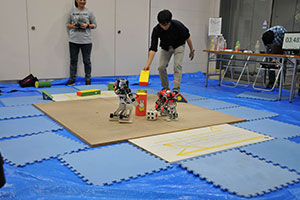 電気研究会主催のロボット大会では白熱した勝負が繰り広げられました