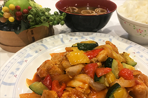 スリランカ料理の鶏肉と野菜のスパイシー炒め