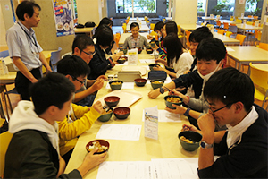 試食会を実施しメニューの検討をおこなう