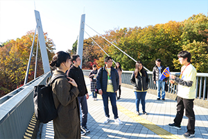 【バスツアー】法政Vブリッジにて施設の説明をする様子（多摩キャンパス）