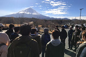 到着後今日の活動について説明を受ける学生