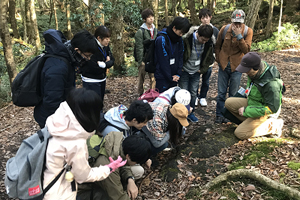 富士の樹海の溶岩についてお話を聞く