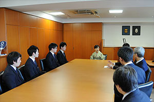 和田主将をはじめ、川島健司部長、尾高OB会長、石川監督が田中総長を訪問