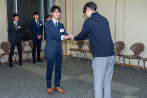 後輩から記念品贈呈（交流会）