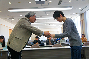 4年生へ感謝状が贈呈されました