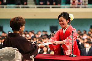 午前の部で卒業生を代表し答辞を述べる黒澤沙智子さん（現代福祉学部）