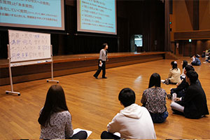 コミュニケーションスキルを学ぶ新入生