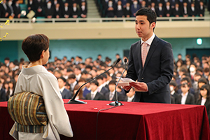 午前の部で入学の辞を述べた江藤神惟さん（文学部）