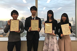 チーム「タヌキうどんキツネそば」（左から三輪さん、鹿島さん、長島さん、中島さん）