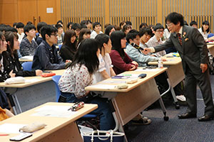 新入生に質問する尾木直樹先生