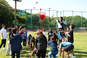 学部対抗ミニ運動会内の玉入れの様子