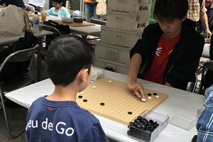 囲碁教室教室に協力する学生
