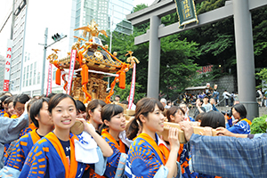 （17：30）1時間以上歩き続け、日枝神社の鳥居前に到着。いよいよ宮入道中に入ります。