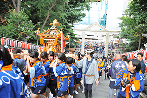 （18：45）最後の力を振り絞り、神輿を担ぎ男坂を上がります