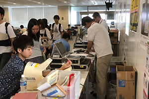 東館1Fマルチユースホールでの受付風景。受付から採血終了まで確実な手順で進められます。