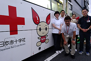 東京赤十字血液センターのみなさん。血液提供者の健康や命にも影響する作業の安全確実な実施のため、チームで行動して受付から採血後の休憩までを連携カバーする体制であたっていました。　