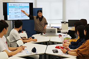 真剣に聞き入る学生の様子