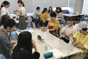 学生がセレクトした缶入りパンやピラフやパスタなどの非常食を試食する