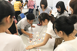チーム・オレンジが自作した防災クイズカルタを共立女子大生、二松学舎大生と体験