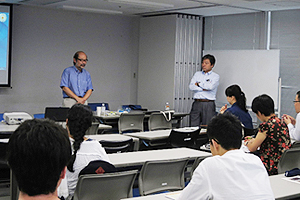 人間環境学部高田教授と銀座ミツバチプロジェクトの田中氏の講義