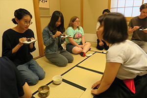 茶席でお菓子をいただいている様子