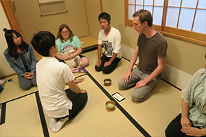 茶道研究会から茶席でのマナーを学ぶ参加学生