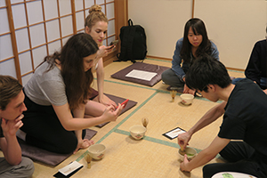 お茶の点て方を教わる様子