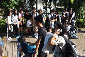 香港からの留学生と一緒に打ち水をしました