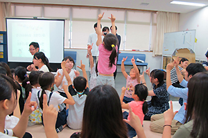 手話歌の練習で立ち上がる子ども