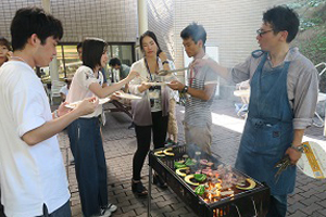 バーベキューを楽しむ参加学生（多摩キャンパス）