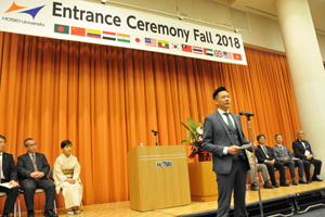 歓迎の辞をスピーチする在学生代表のChen, Chung-Haoさん（大学院イノベーション・マネジメント研究科／GMBA 2年））