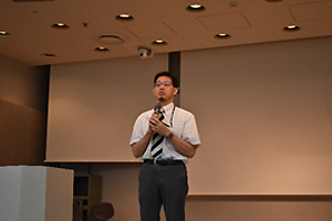 【オリエンテーション】　 実行委員長・情報科学部長　廣津　登志夫教授　 小金井キャンパスの紹介とプログラム参加にあたっての心構えについてお話をききました。