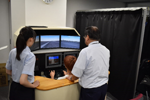 【B-1　コース】　理工学部　森田進治　教授　 フライトシミュレータを操作して羽田空港での飛行機の操縦を体験しました。