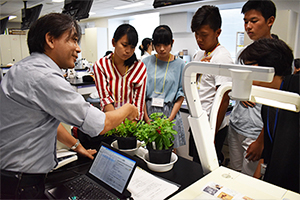 【C-1　コース】　生命科学部　大島研郎　教授　 植物の病気について学ぶとともに、顕微鏡を使って病原体を観察しました。