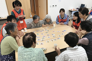 仮設住宅で岩田弁かるた大会