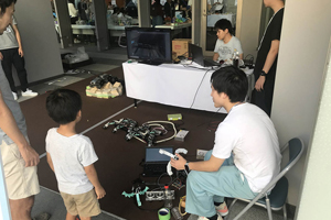 知能ロボット研究室：レスキューロボットの操作方法を地域の子どもに教える