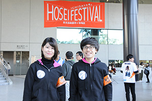 （左）学祭実行委員長の須藤海希さん、（右）事務局長の松尾勇希さん（二人ともキャリアデザイン学部3年）。 「自主法政祭で学生が輝いている姿を見てください」とコメント寄せてくれました。