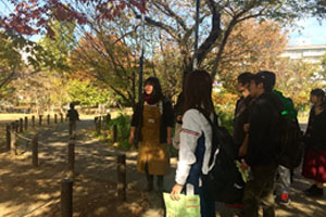 公園内の植物の案内を受ける　