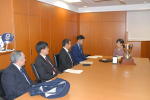 森脇選手をはじめ、大西亮部長、内藤OB会長、頴川監督が田中総長を訪問