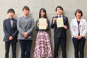 入選チーム「脱炭素リターンズ（左から樋口さん、須山さん、長島さん、中村さん、相澤さん）