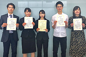 入選チーム「天体観測」（左から松岡さん、井上さん、犬塚さん、山田さん、田上さん）