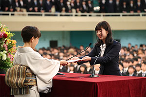 午前の部で入学の辞を述べた滝沢あかりさん（経営学部）