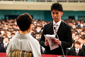 午後の部で入学の辞を述べた岡部拓さん（スポーツ健康学部）